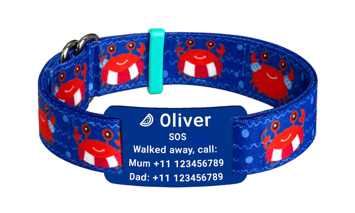 Stoffen SOS armband Krabjes met gegraveerd naamplaatje, naam en telefoonnummer